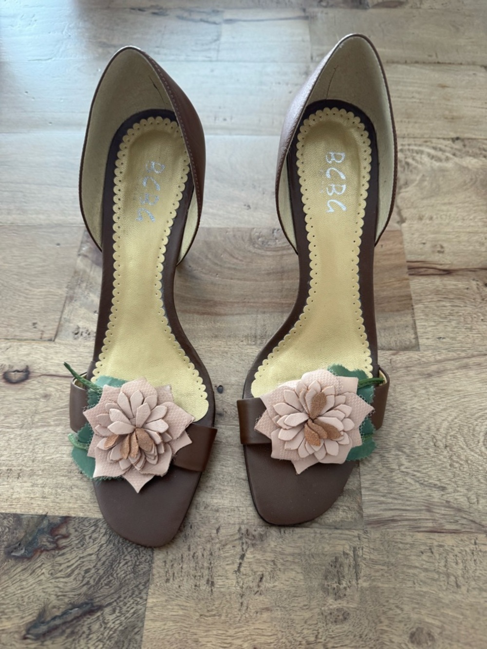 BCBG Paris brown Floral appliquรฉ High Heels Size 8